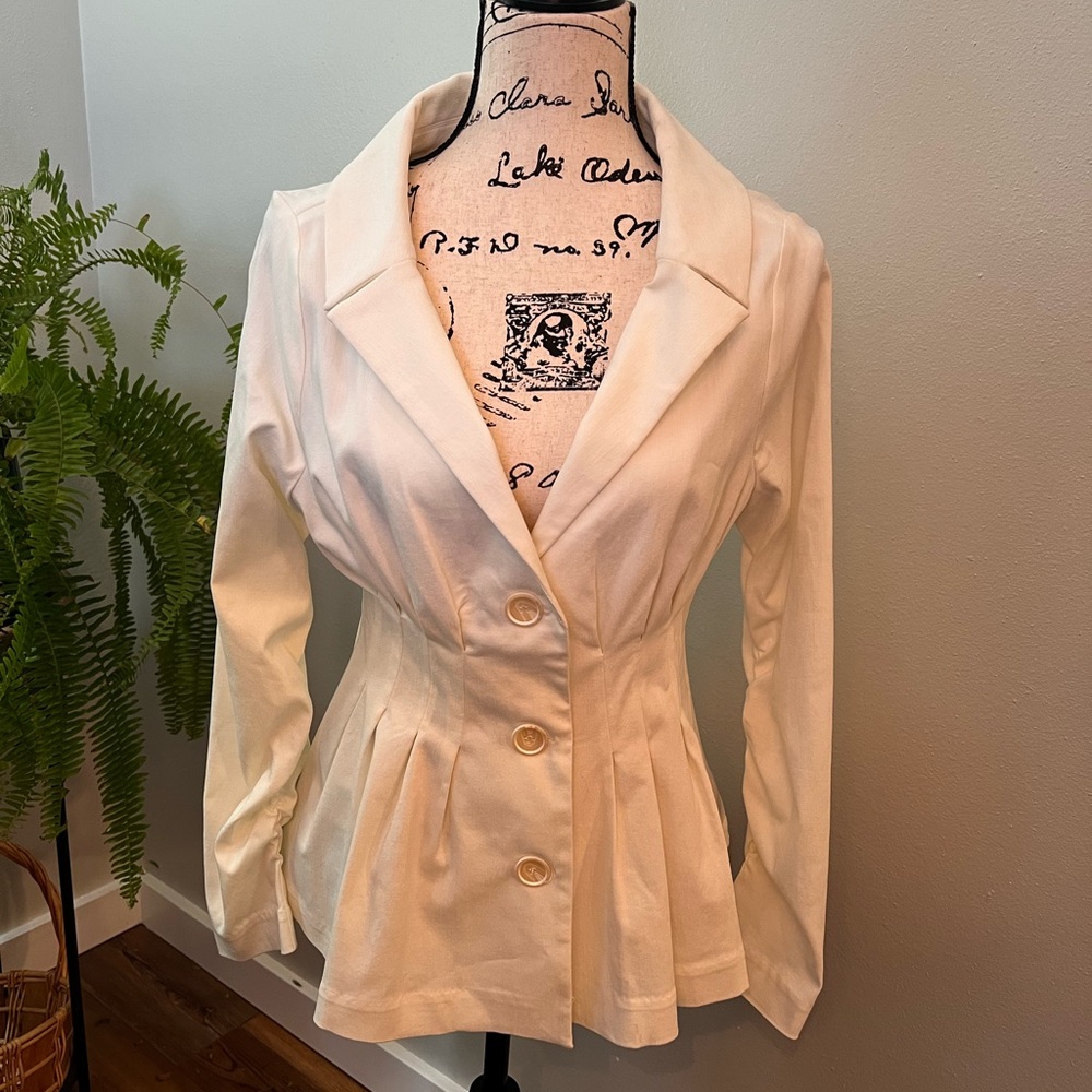 This Lydelle form fitting blazer will keep you soundly in the spotlight